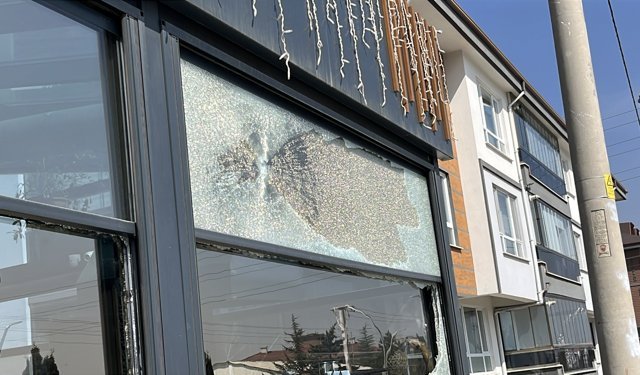 Motosikletli saldırganlar restoranı kurşunladı