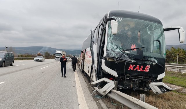 TEM’de korkutan kaza: Yolcu otobüsü refüje çıktı