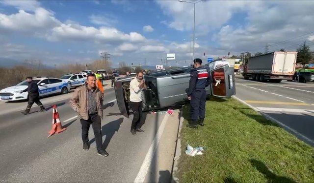 Kamyonla çarpışan otomobil takla attı: 9 yaralı