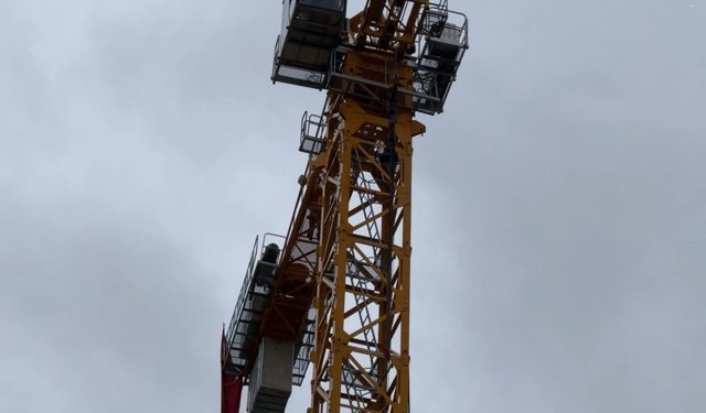 Paralarını alamayan 2 işçi kule vince çıktı