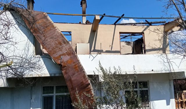 Bolu’da çıkan yangında 2 katlı ev alevlere teslim oldu