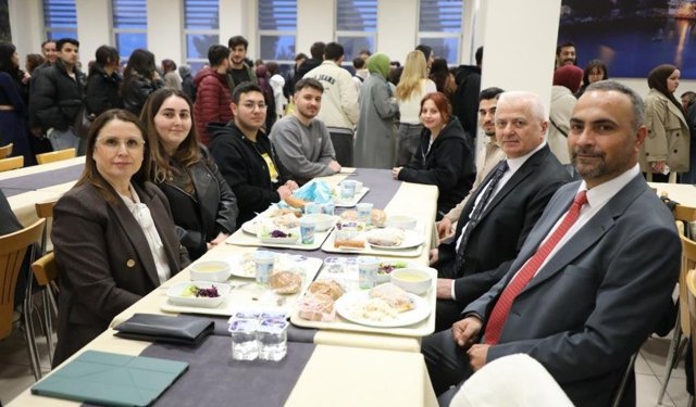 İl protokolü öğrencilerle iftarda bir araya geldi