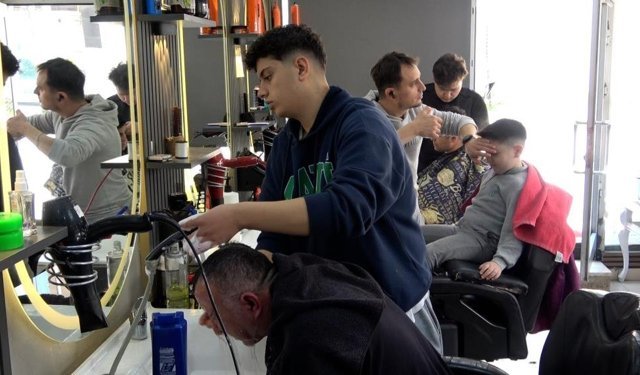 Berberlerde Bayram Tıraşı Mesaisi: "Sabaha Kadar Devam"