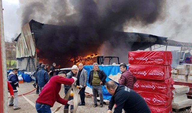 İnşaat Deposunda Yangın Çıktı