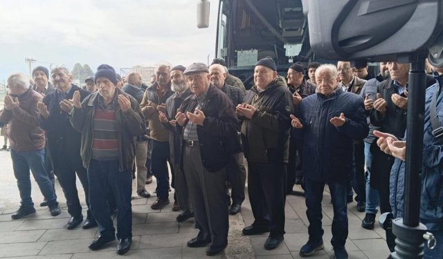 Umre Yolcuları Dualarla Yolcu Edildi