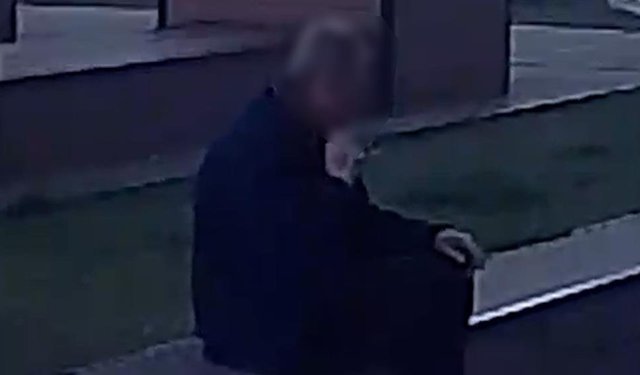 Cadde ortasında boynuna ve yüzüne kesikler attı