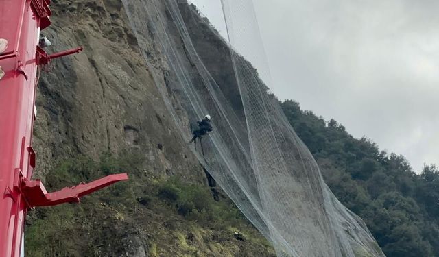 Örümcek adamlar yamaçları çelik ağlarla örüyor