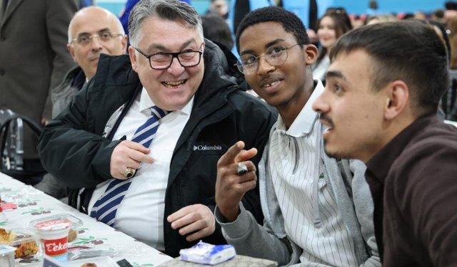 Rektör Özölçer, İftarda Öğrencilerle Bir Araya Geldi