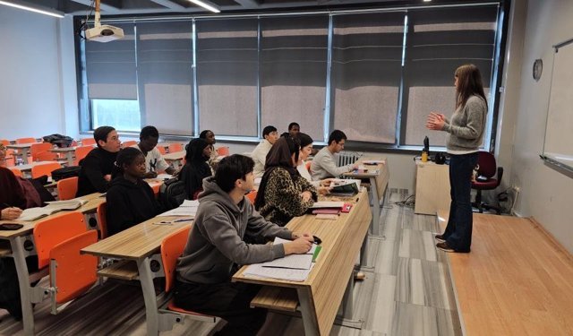 Uluslararası Öğrencilerden Çağrı: "Savaşta Kimse Kazanmayacak"