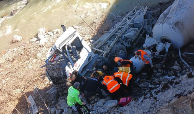 Şenpazar’da beton mikseri dere yatağına uçtu