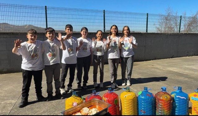 Yemek Artıkları Sokak Hayvanları İçin Mamaya Dönüşüyor