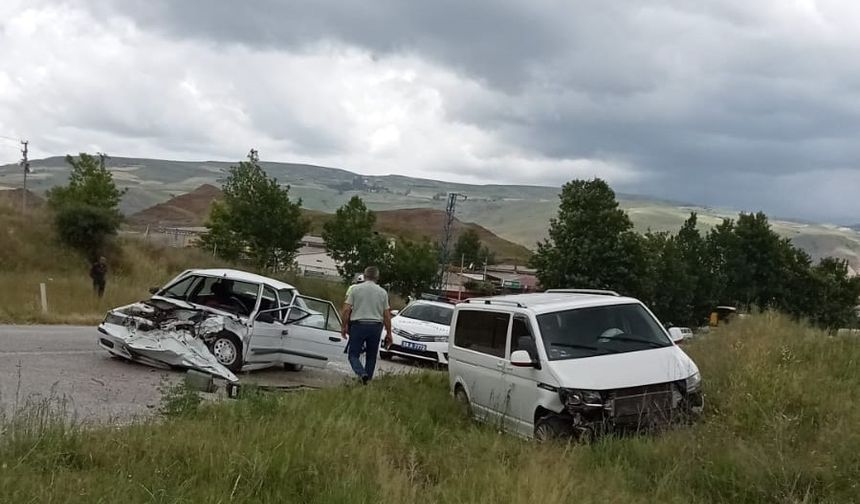 Otomobil ve minibüs çarpıştı: 3 yaralı