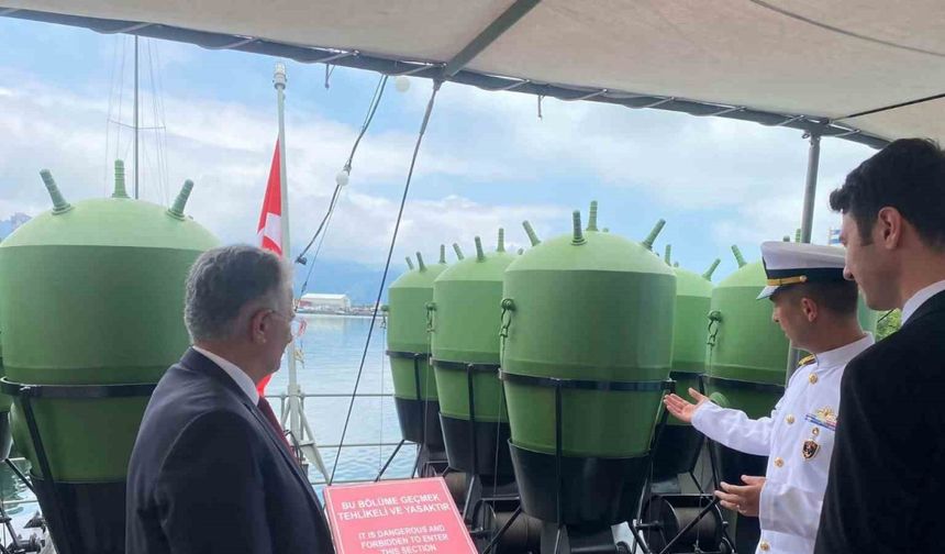 TCG Nusret Mayın Müze Gemisi Hopa Limanında ziyaretçilerini ağırladı