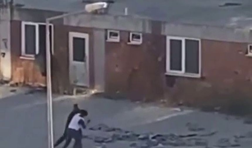 Yabancı uyruklu şahısların tekmeli yumruklu kavgası kamerada