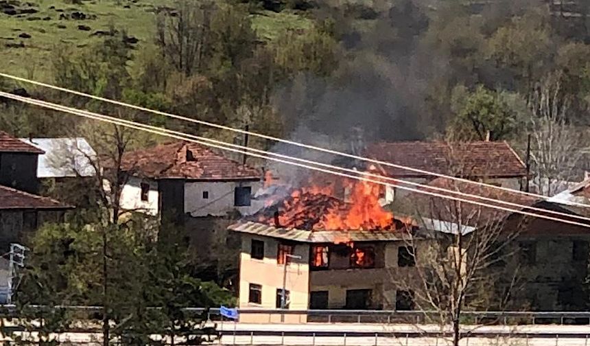 Alevlere teslim olan üç katlı ev kullanılmaz hale geldi