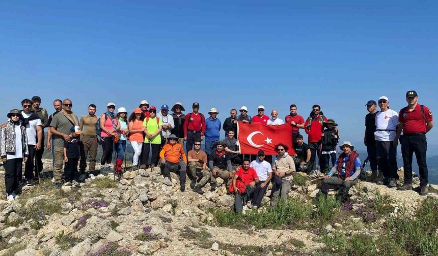 15 Temmuz şehitleri için 2 bin 404 rakımlı dağın zirvesinde Türk bayrağı açtılar