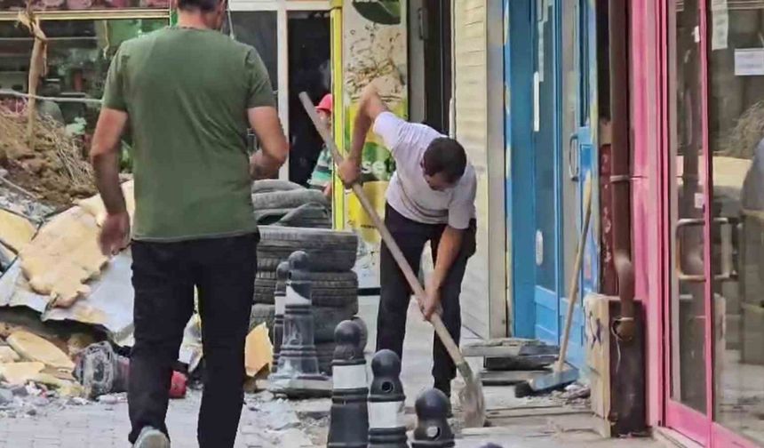 Zonguldak’ta yıkım sırasında molozlar yola döküldü