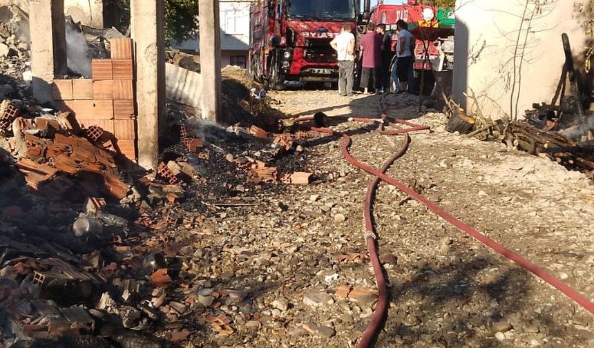 Alevlere teslim olan ahşap ev küle döndü