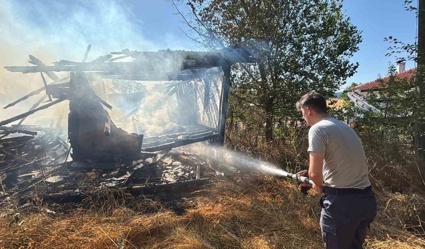 Bolu’da otluk arazide çıkan yangın 2 katlı evi küle çevirdi