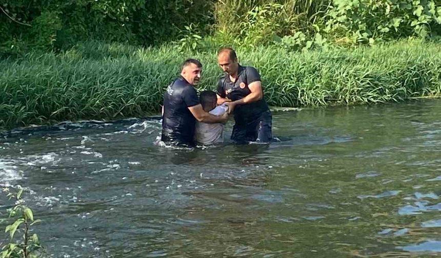 Çaya atlayan şahsı ekipler son anda kurtardı