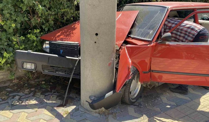 Fiat Tofaş otomobil önce araca, ardında beton direğe çarptı