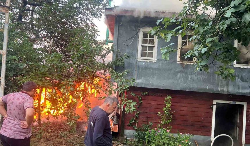 Kastamonu’da çıkan yangında ev ve samanlık küle döndü