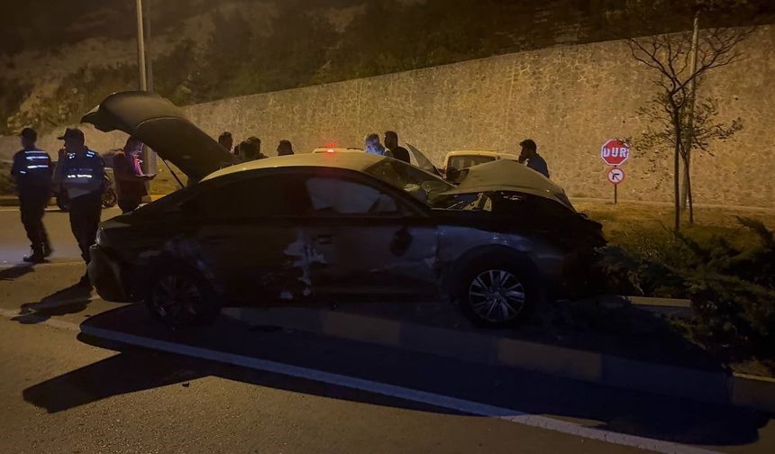 Ters yola giren otomobil, karşıdan gelen başka araca çarptı