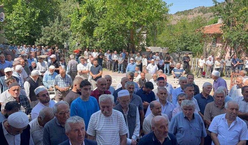 Yüzlerce vatandaş yağmur için ellerini semaya açtı
