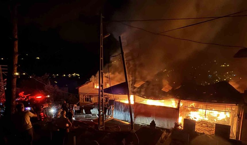 Zonguldak’ta 4 ev 1 iş yeri kullanılmaz hale geldi