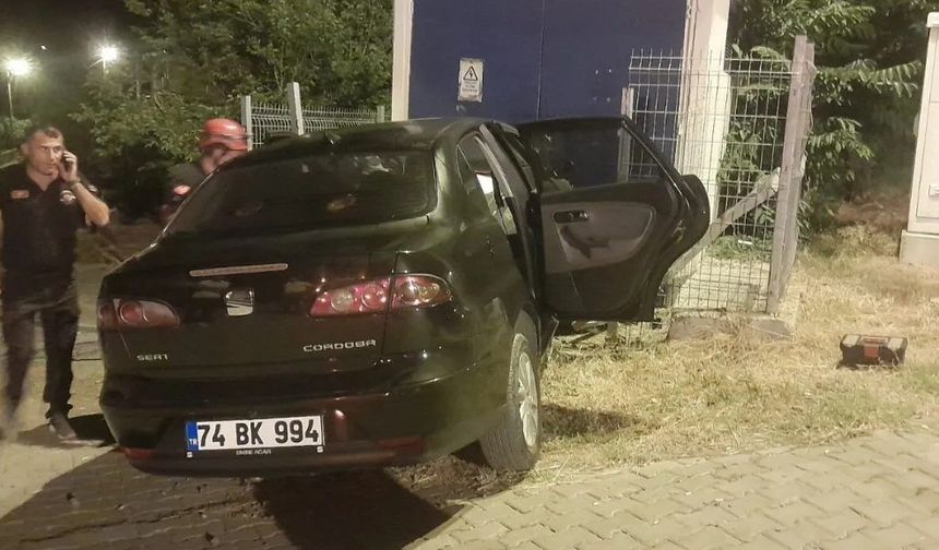 Zonguldak’ta kontrolden çıkan otomobil trafoya çarptı