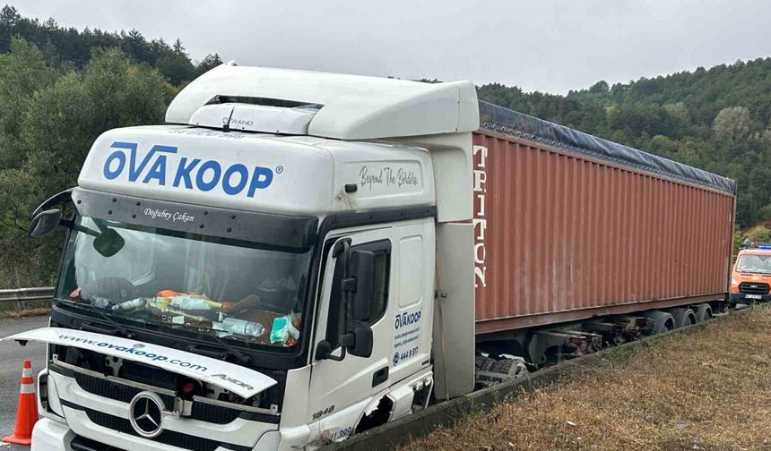 TEM’de tır bariyerlere çarptı: 1 yaralı