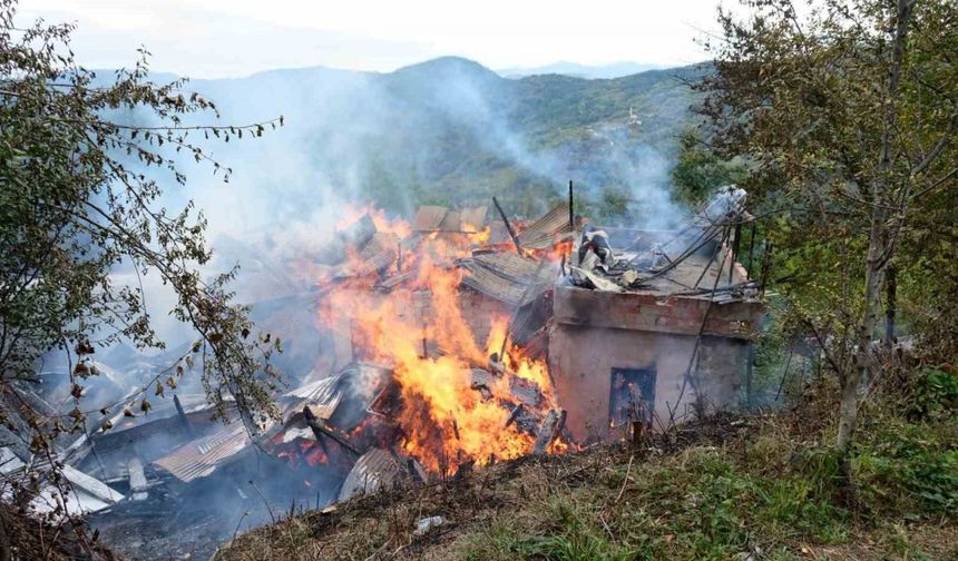 Alevlere teslim olan ahşap ev küle döndü