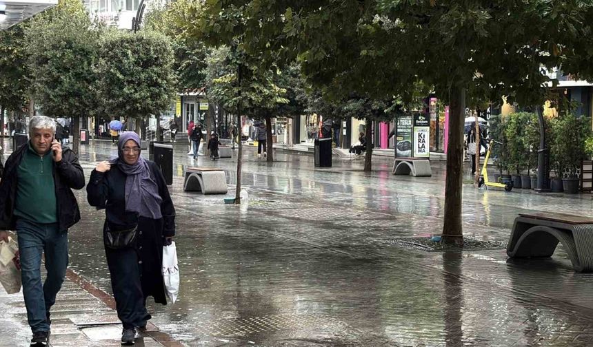 Bolu’da şemsiyesiz kalanlar tentelere sığındı
