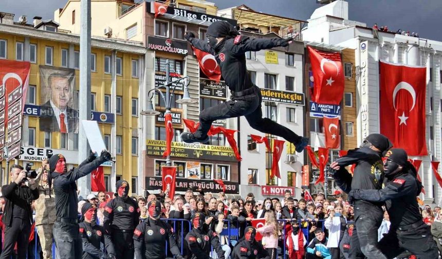 Komandolardan Nefes Kesen Cumhuriyet Gösterisi