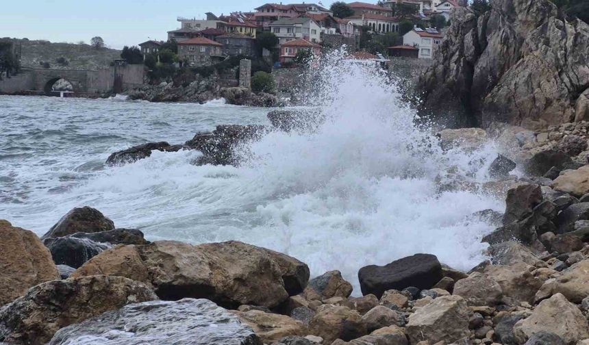 Fırtına uyarısı yapılan Bartın’da dev dalgalar