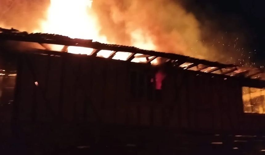 Kastamonu’da iki katlı ahşap ev kül oldu