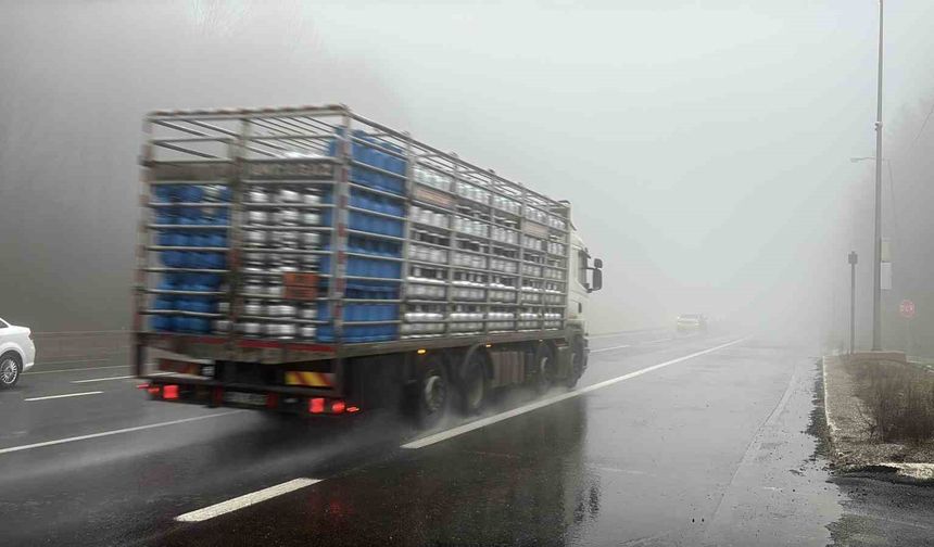 Bolu Dağı'nda sis ve sağanak etkili: Görüş mesafesi 30 metreye düştü