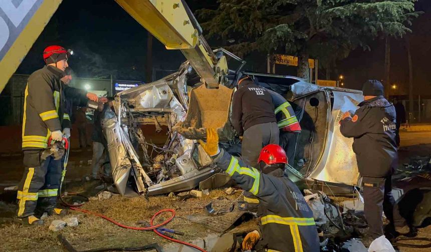 Ağaca çarpan otomobil hurdaya döndü