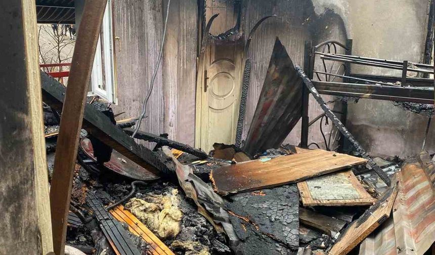 Şenpazar’da iki katlı ev alevlere teslim oldu