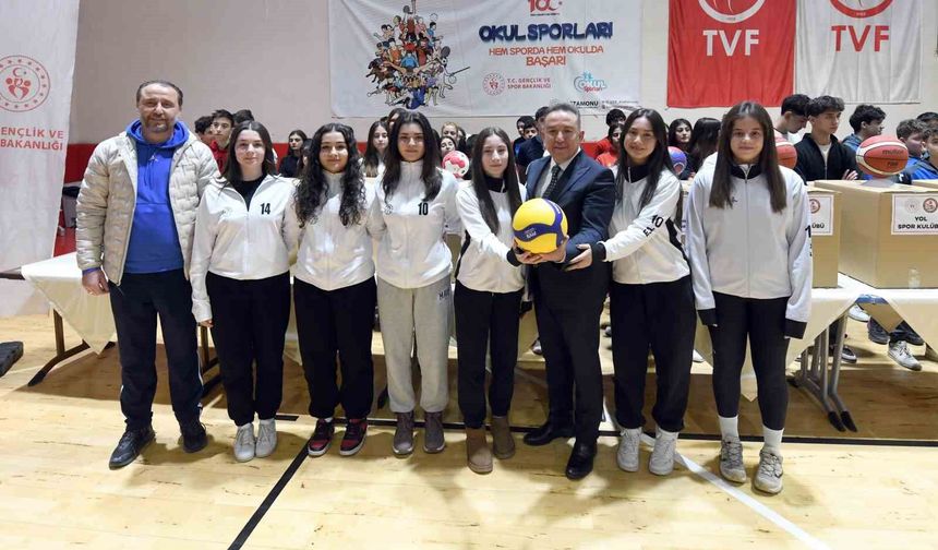 Okullar ve kulüpler için spor malzemeleri törenle dağıtıldı