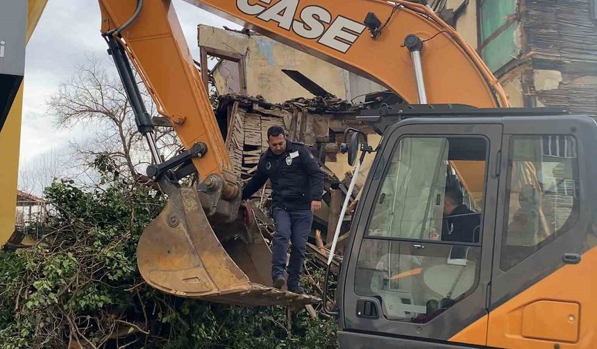 Çökme yaşanan binada yıkım öncesi bayrak kurtarıldı