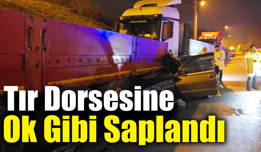 Tır dorsesine çarpan otomobil hurdaya döndü