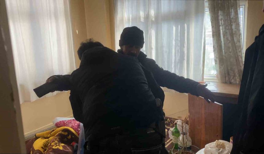 Balkondan tırmanıp girdiği evde 2 gün yaşadı