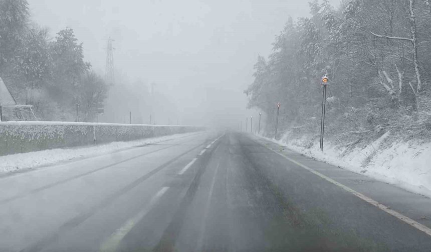 Bolu Dağı geçişinde aralıklı kar yağışı sürüyor