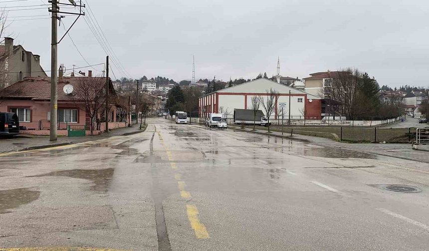 Bolu’da sabah yağmuru kenti sessizliğe bürüdü