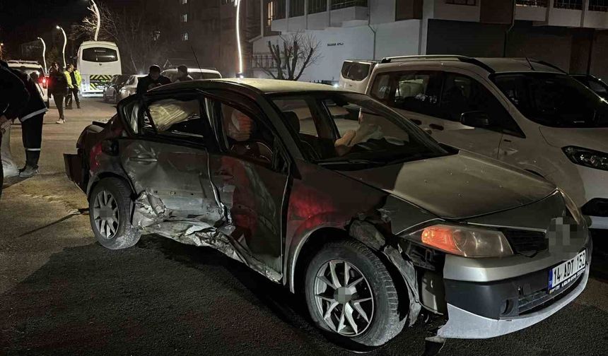 Bolu'da ciple otomobil çarpıştı: Araçlar ağır hasar aldı