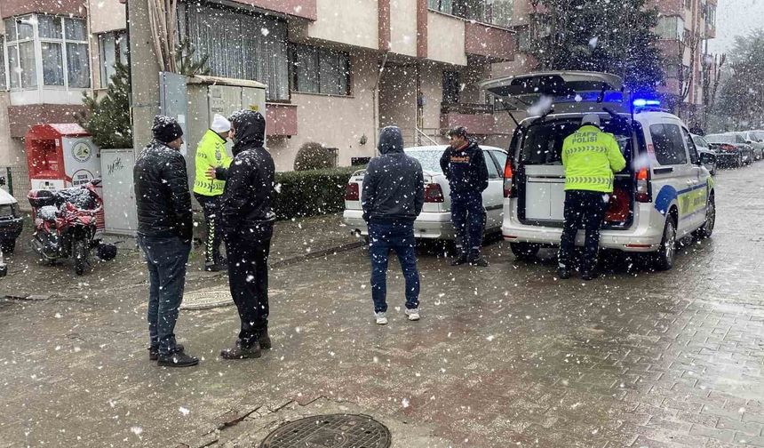 Motosiklet otomobille çarpıştı, Park halindeki araca vurdu