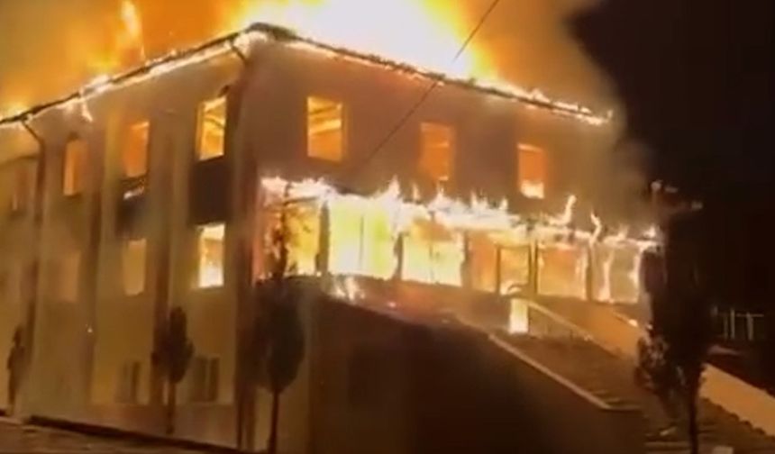 Bolu'da yanan camide enkaz kaldırma çalışmaları başladı