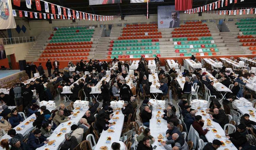 Çorum Belediyesi'nin iftar sofrasında ilk oruç açıldı