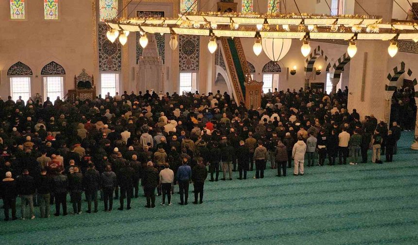 Cumhurbaşkanı Erdoğan'ın açtığı Uzun Mehmet Camii'nde Ramazan ayının ilk cuma namazı kılındı